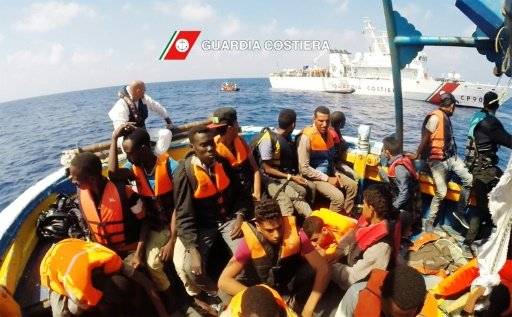 انتشال 15 جثة واغاثة 2700 لاجئا الاثنين قبالة ايطاليا