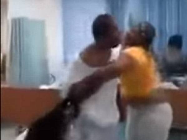 زوجته وعشيقته زاروه في المستشفي في نفس الوقت..شاهد ماحدث . فيديو
