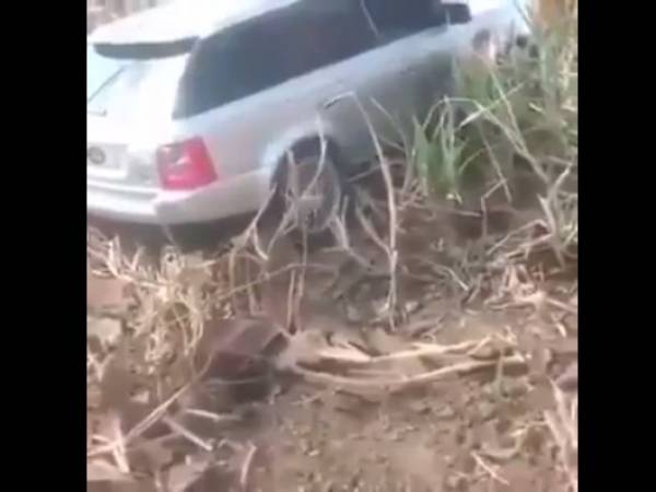 شاهد هذا الهندي كيف أخرج سيارته العالقة باحتراف