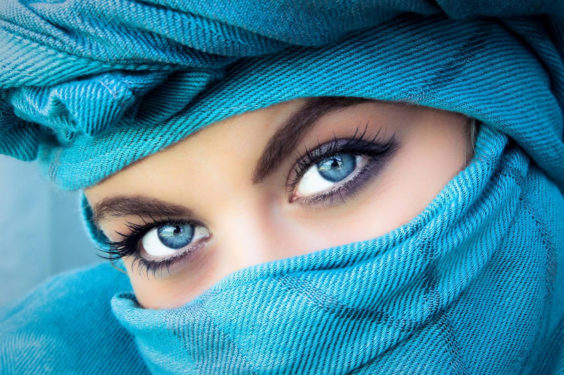 تناولت هذه الأشياء  فتغيّر لون عينيها!!