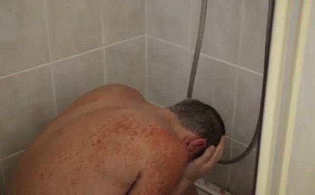 بالفيديو: لن تصدق ما حدث لذلك الشاب عندما قرر الإستحمام في الصلصة الحارة!!