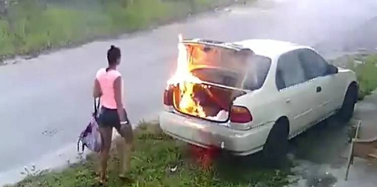 بالفيديو.. فتاة أرادت الانتقام بحرق سيارة حبيبها فأخطأت الهدف!