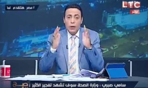 بالفيديو- لماذا لطم إعلامي مصري وجهه على الهواء؟