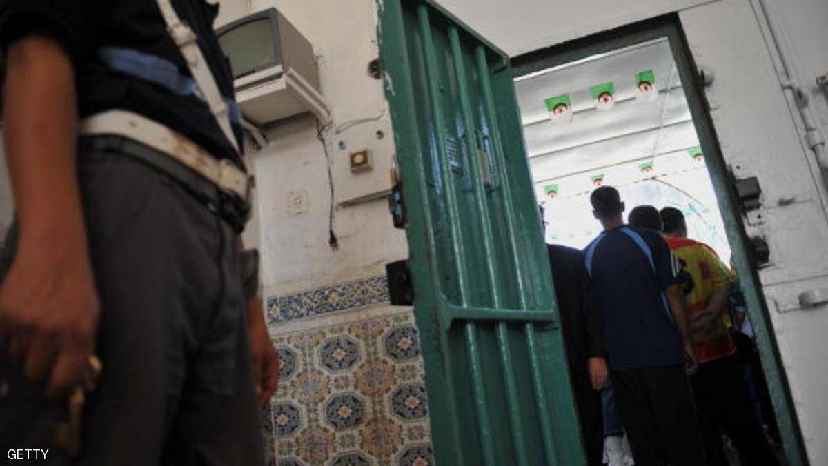 اعتداء جماعي على فتاة جزائرية أمام أنظار خطيبها