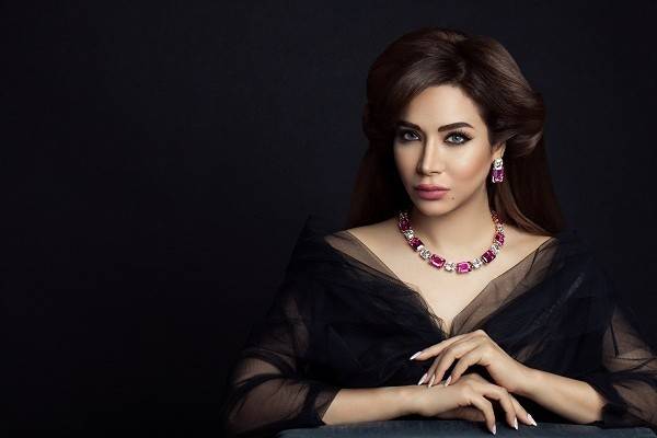 شاهد.. إعلامية عربية توثق اللحظات الأخيرة قبل استئصال السرطان من دماغها