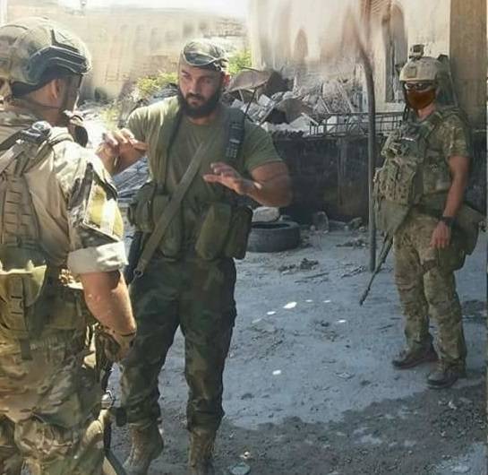 جنديان روسيان يكشفان الكثير عن معارك حلب.. ماذا وراء صورتهما؟