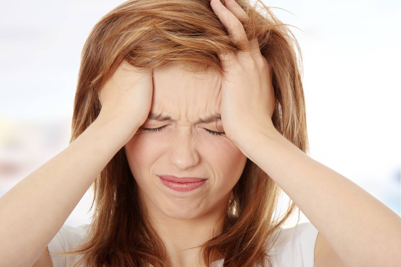 8 أسباب تجعلكِ أنتِ أكثر عرضة للصداع النصفي