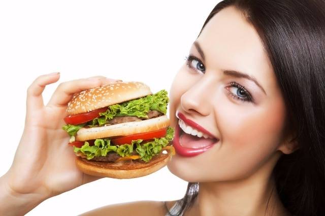 لا تتناولي هذه الأطعمة قبل صعودك إلى الطائرة!