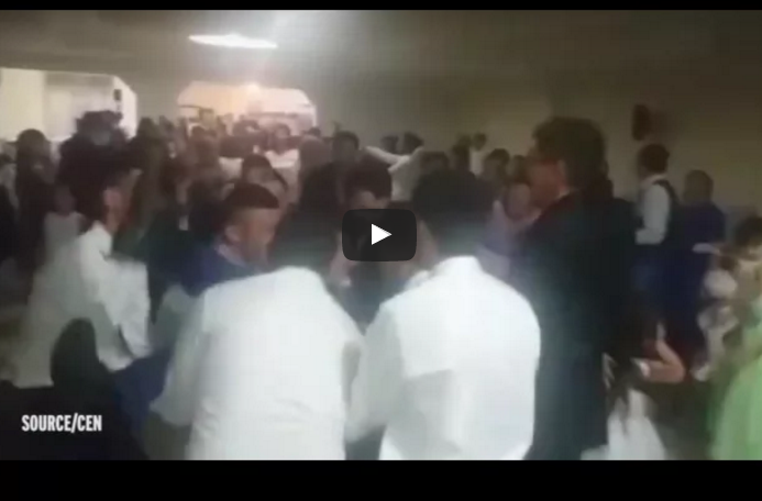 بالفيديو.. مفاجأة غير متوقعة ومحرجة لعريس من أصدقائه!!