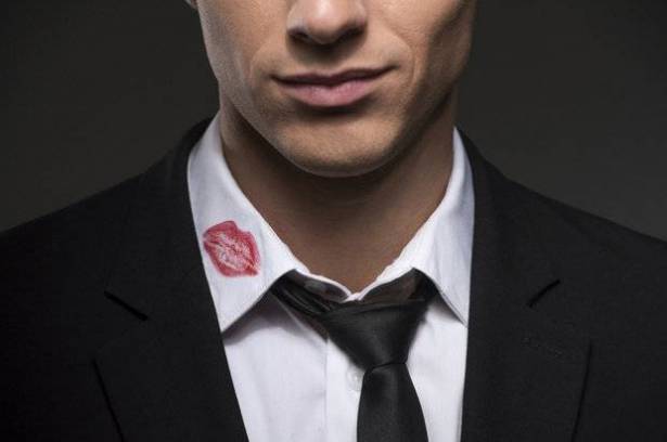 كيف تكتشفين أن حبيبك يمحي محادثاته النصية خوفاً من اكتشافك إياها؟