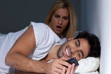 هكذا  تكتشفين إن كان حبيبك يمحو محادثاته الخاصة