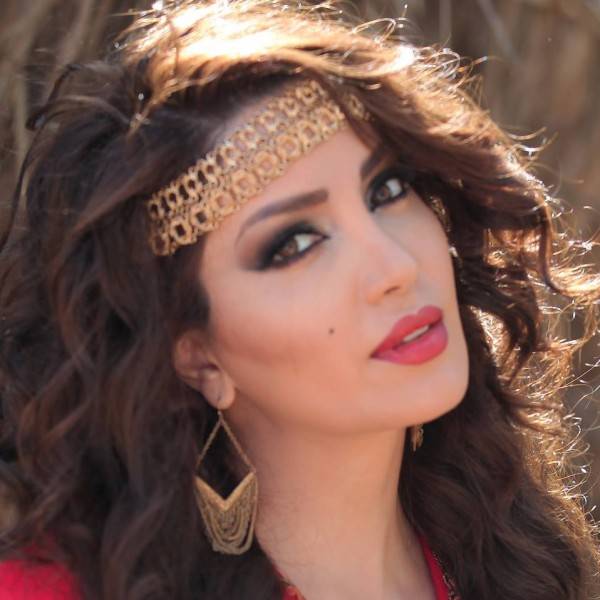 بالصور - نسرين طافش تخطف الأنظار بفستان جريء من الورود