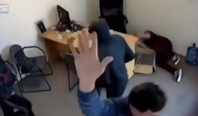 بالفيديو.. فتاة صغيرة حاولت إنقاذ موظف من لص مسلح