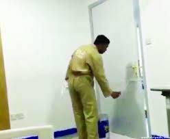 صدق او لاتصدق.. عامل يطلي غرفة مستشفى أثناء تواجد المريض بداخلها (فيديو)
