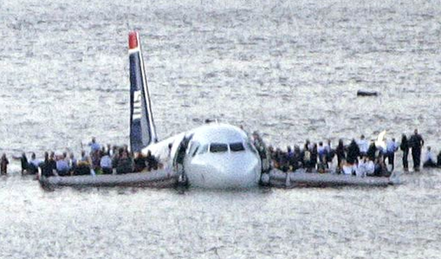مياه الهودسون إحتضنت طائرة وأنقذت ركابها ال 155 من الموت