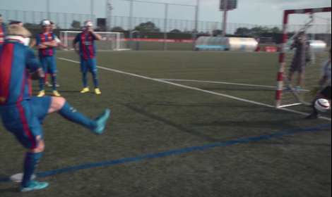 بالفيديو.. نجوم برشلونة يشاركون في مباراة للمكفوفين