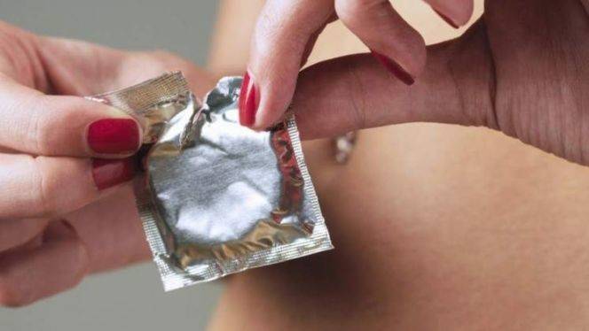 يمنع الحمل والأمراض الجنسية.. ماذا تعرفين عن الواقي الأنثوي؟