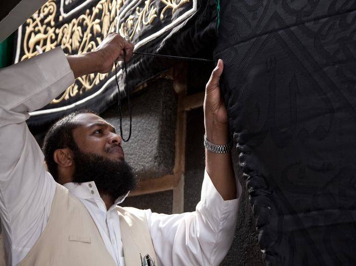 بالفيديو.. الكعبة المشرفة تتزين بكسوتها الجديدة