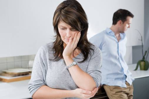 زوجان يفتحان هدية الزفاف بعد 9 سنوات عقب نشوب اول خلاف بينهما .. لن تصدق ما وجدوه!