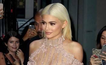 كيلي جينر تحطف الانظار بفستانها الغريب