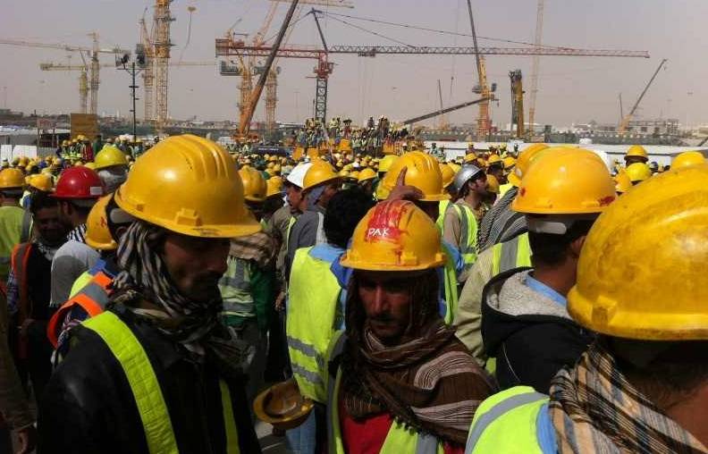 السعودية تنفق على الحروب ولا تدفع رواتب العمال