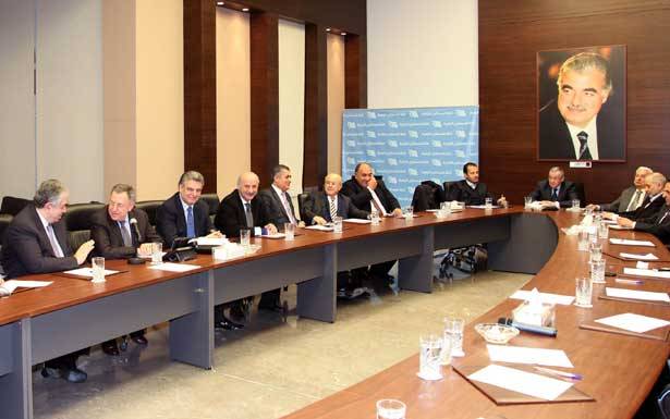 ما سر بقاء الحريري في الخارج؟
