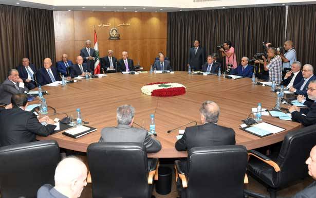 تعليق الحوار يعيد الموفدين