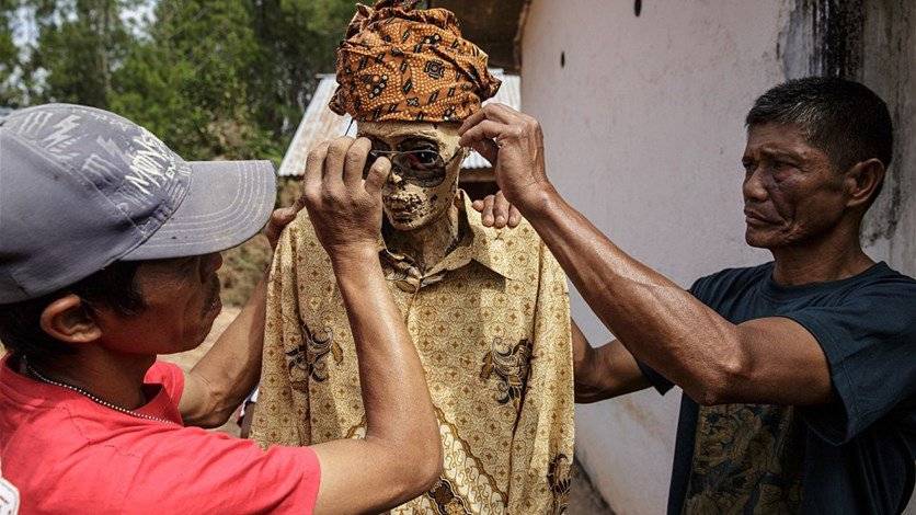 بالصور: طقوس إندونيسيّة مرعبة... نبش القبور وإحياء الموتى!