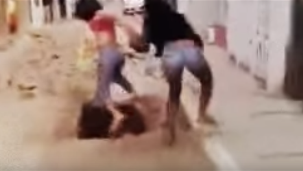 بالفيديو: عراك بين فتاتين ينتهي بسقوط إحداهن في حفرة للصرف الصحي
