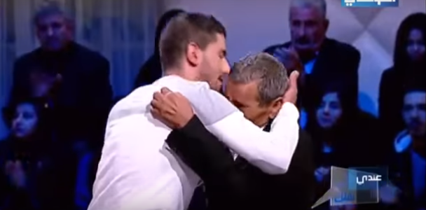 بالفيديو: ما فعله هذا الشاب بوالده جعل المذيع يشتمه على الهواء مباشرة !