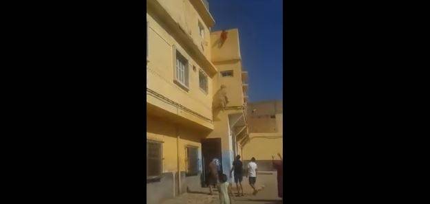 بالفيديو.. مغامرة لإنقاذ خروف قفز من السطح وظل معلقا في الهواء