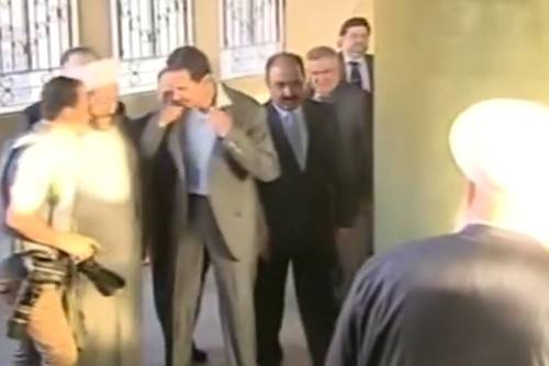 بالفيديو: ماذا حصل مع الرئيس بشار الأسد أثناء الصلاة؟