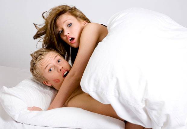 بالفيديو: اقتحمت غرفة نومه فضبطته مع أخرى.. ماذا فعلت؟
