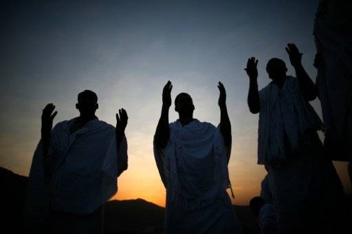 حكايا الحرب والمعاناة تحضر بين الحجاج السوريين