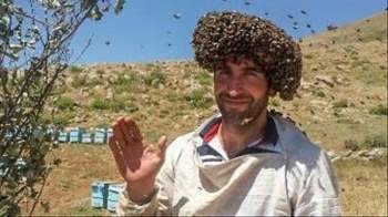 تركي يغطي نفسه بالنحل لسبب غريب جداً