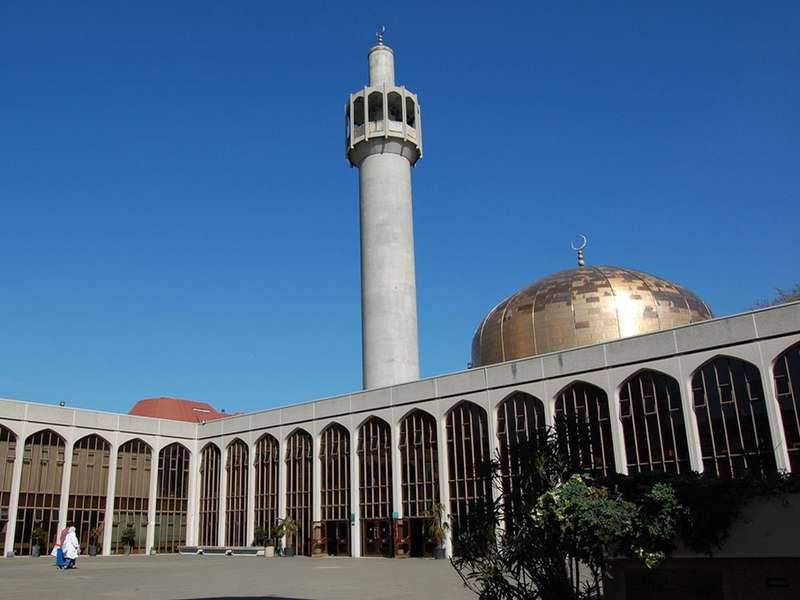 لماذا اضطر مسجد لندن المركزي لإقامة صلاة العيد 6 مرات؟