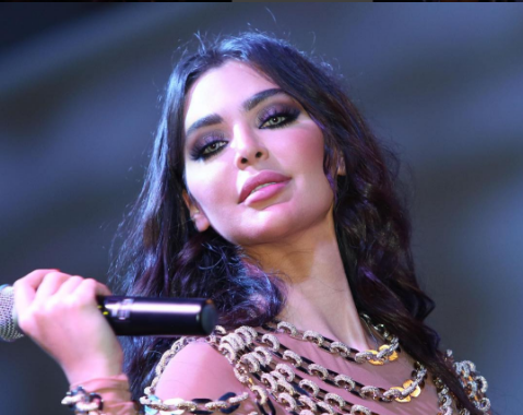 بالصور:  جلسة تصوير مثيرة للفنانة قمر بـ”المايوه”
