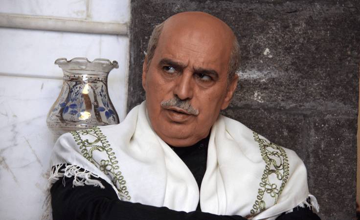 عباس النوري يعثر على طفل لقيط أمام منزله واتهامات بأنه والده!