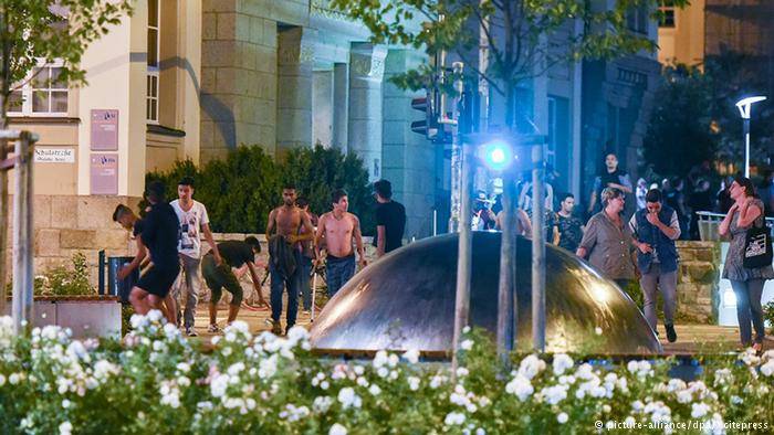 مواجهات بين لاجئين ومتطرفين يمينيين في مدينة ألمانية