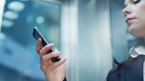 شاهد ماذا فعل رجل بعدما حاولت زوجته تفتيش هاتفه!
