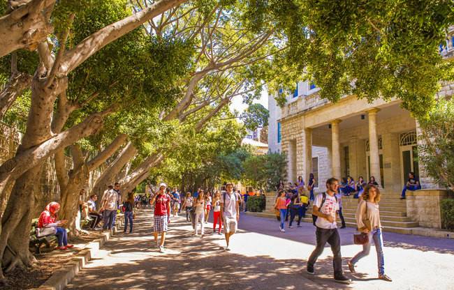 التعليم الجامعي في لبنان ما يزال قبلة الطلاب العرب.. كيف ولماذا؟