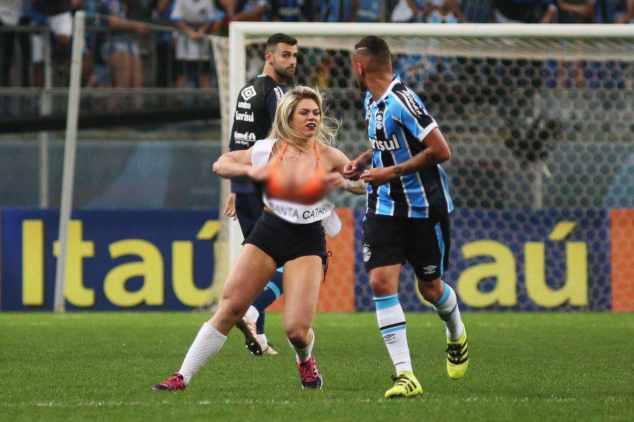 بالفيديو: ملكة جمال المؤخرات البرازيلية المثيرة تقتحم مباراة جريميو وبالميراس!