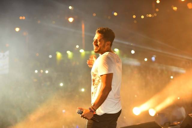 بالصور- لماذا طلب محمد حماقي من جمهوره إشعال أنوار الموبايلات؟