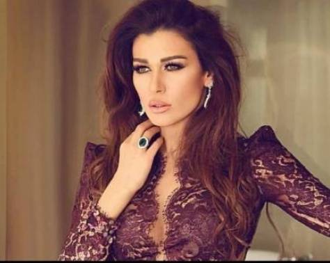 نادين الراسي تنشر للمرة الأولى صورة لوالدتها شاهدوا كم تشبهها