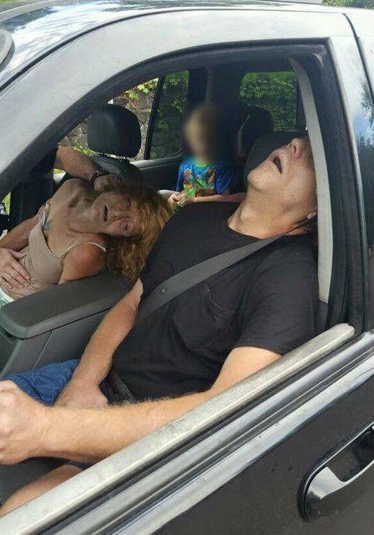 بعد انتشار صورة طفل يحدق بأبويه "المنتشيين".. إليكم قصتها الكاملة!