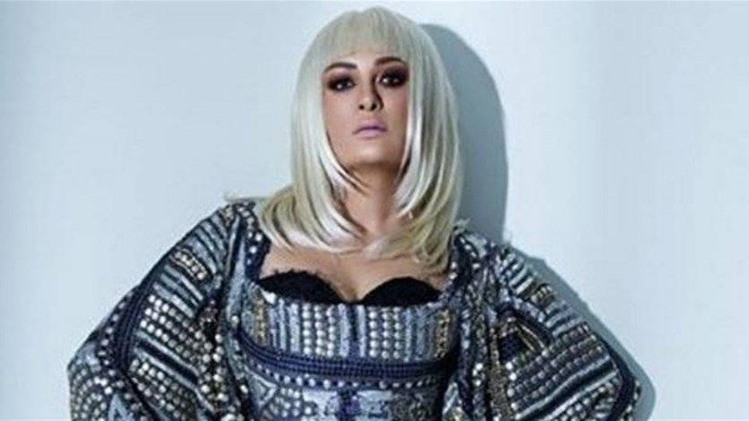 فنانة تحوّلت إلى شقراء وأظهرت حمالة صدرها.. لن تصدّقوا من هي!