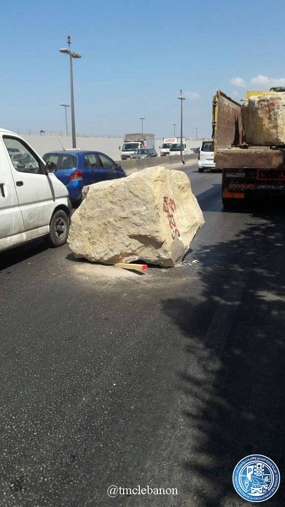 سقوط صخرة من شاحنة وسط الاوتوستراد خلدة باتجاه انفاق المطار و حركة المرور كثيفة في المحلة (التحكم المروري)