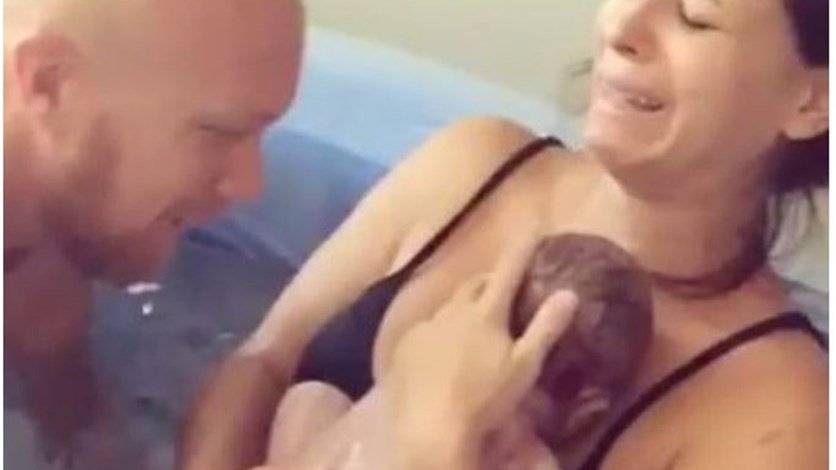 17 مليون مشاهدة لأم تنجب طفلها في حوض مياه!