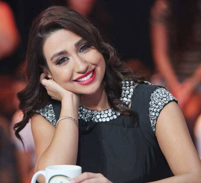جيسي عبدو تحت أشعة الشمس.. هل هي عارية؟