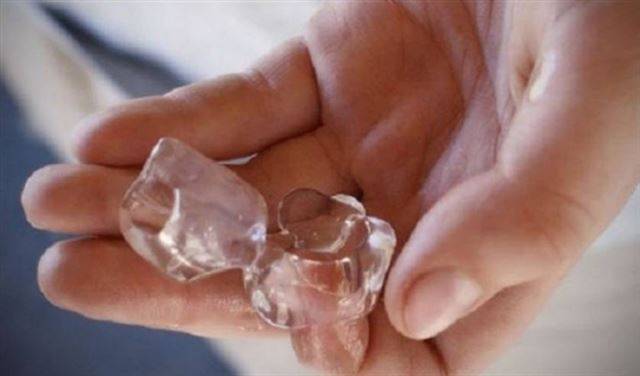 ضعوا قطعة ثلج بين الإبهام والسبابة.. وهذا ما سيحدث!